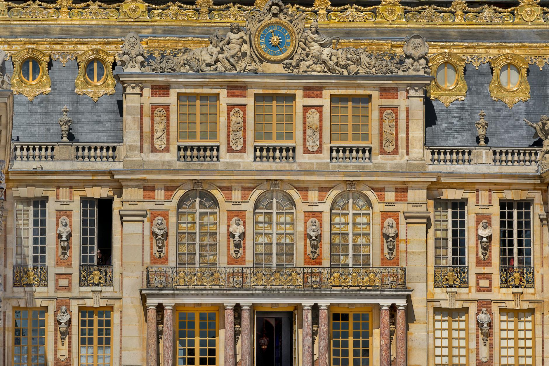 facade of the palace of versailles