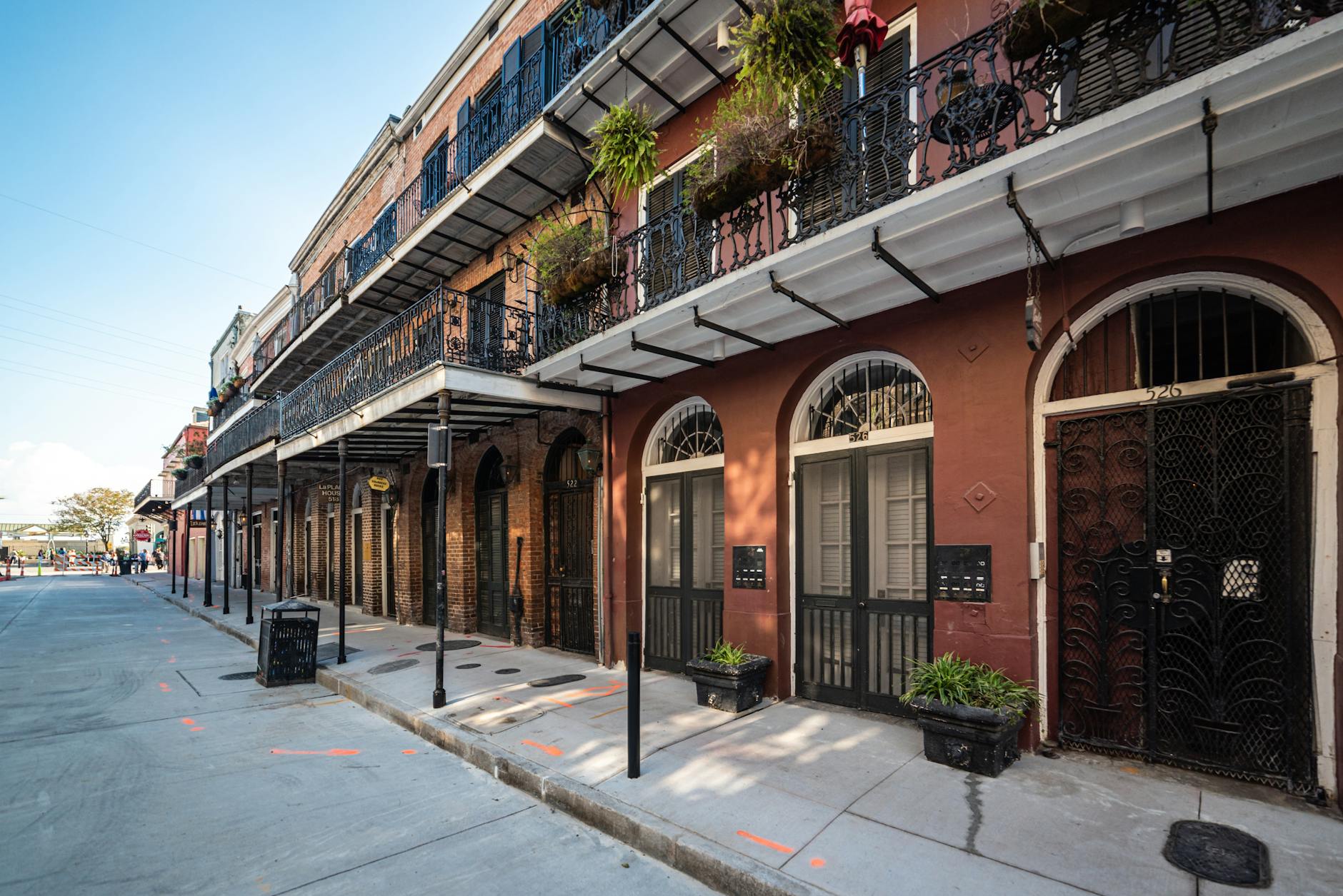 charming french quarter architecture in new orleans