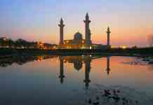 The History of the Regime of the Ayatollahs white mosque