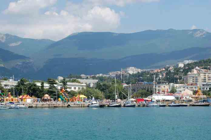 pexels-photo-5282879 city waterfront near mountains